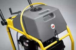 Pojemny zbiornik na wodę w Wacker Neuson BFS 735